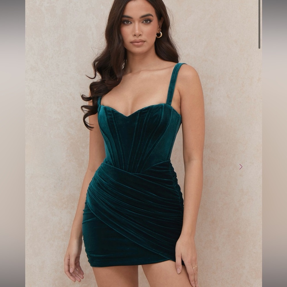 YAZ
Emerald Green Velvet Corset Dress